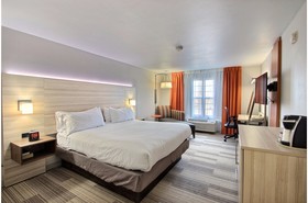Holiday Inn Express & Suites Milwaukee Airport