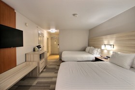 Holiday Inn Express & Suites Milwaukee Airport