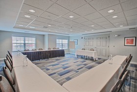 Holiday Inn Express & Suites Milwaukee Airport