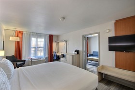 Holiday Inn Express & Suites Milwaukee Airport