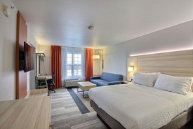 Holiday Inn Express & Suites Milwaukee Airport