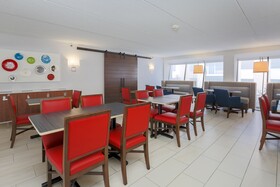 Holiday Inn Express Milwaukee-West Medical Center