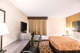 Norwood Inn & Suites Milwaukee