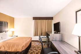 Norwood Inn & Suites Milwaukee