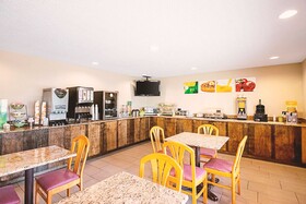 Norwood Inn & Suites Milwaukee