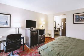 Norwood Inn & Suites Milwaukee