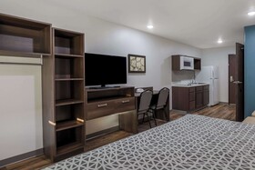 WoodSpring Suites Milwaukee Menomonee Falls