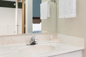 Days Inn by Wyndham Neenah