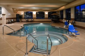 Holiday Inn Express Hotel & Suites Milwaukee - New Berlin
