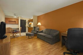 Days Inn & Suites by Wyndham Stevens Point