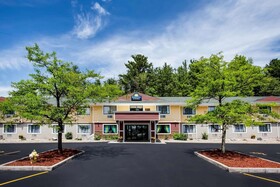 Days Inn & Suites by Wyndham Stevens Point