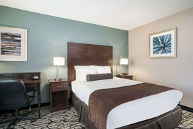 Days Inn & Suites by Wyndham Wausau