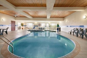 Country Inn & Suites by Radisson, West Bend, WI