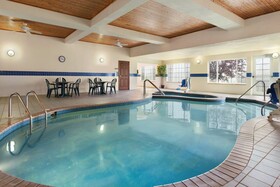 Country Inn & Suites by Radisson, West Bend, WI