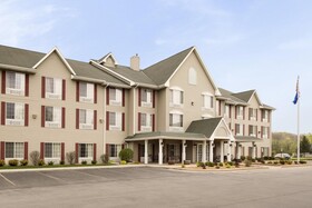 Country Inn & Suites by Radisson, West Bend, WI
