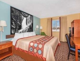 Super 8 by Wyndham Gillette