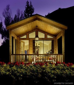 Rustic Inn Creekside Resort & Spa