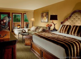 Rustic Inn Creekside Resort & Spa