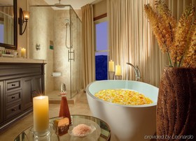 Rustic Inn Creekside Resort & Spa