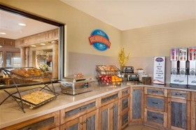 Pinedale Hotel & Suites