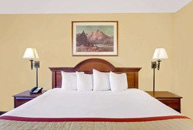 Pinedale Hotel & Suites