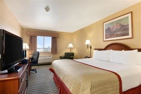Pinedale Hotel & Suites