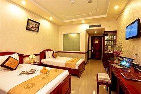 Van Phat Riverside Hotel