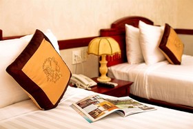 Van Phat Riverside Hotel