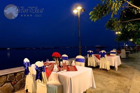 Van Phat Riverside Hotel