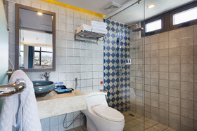 Aaron Hotel