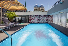 Maple Leaf Hotel & Apartment