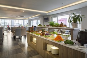 Maple Leaf Hotel & Apartment
