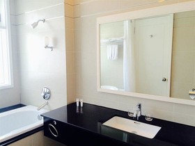 Nhi Phi Hotel