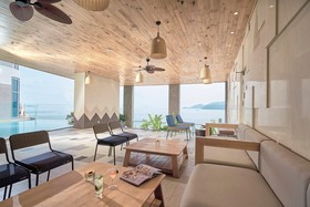 The Golden Seaview Panorama