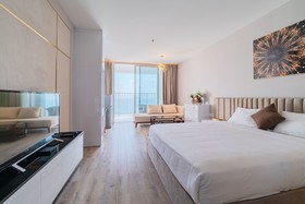 The Golden Seaview Panorama