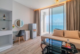 The Golden Seaview Panorama