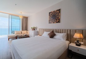 The Golden Seaview Panorama
