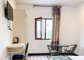 Crown Royale Hotel & Lounge