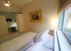 Dolphin Inn Guesthouse