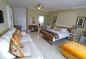 Dolphin Inn Guesthouse