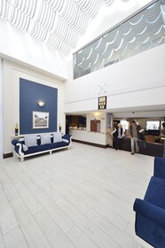 Peninsula All-Suite Hotel
