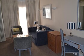 Peninsula All-Suite Hotel