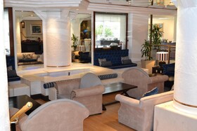 Peninsula All-Suite Hotel