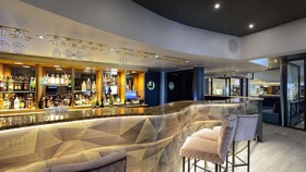 Peninsula All-Suite Hotel
