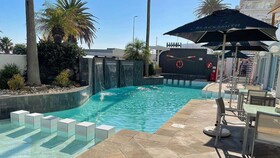 Peninsula All-Suite Hotel