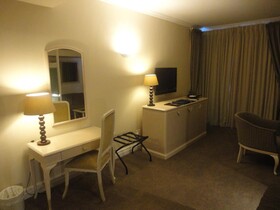 Peninsula All-Suite Hotel
