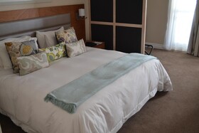 Peninsula All-Suite Hotel