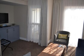 Peninsula All-Suite Hotel