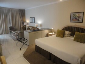 Peninsula All-Suite Hotel