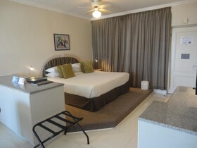 Peninsula All-Suite Hotel